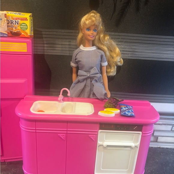 1990s Barbie Pink and Teal Kitchen Set with Doll - Picture 3 of 3